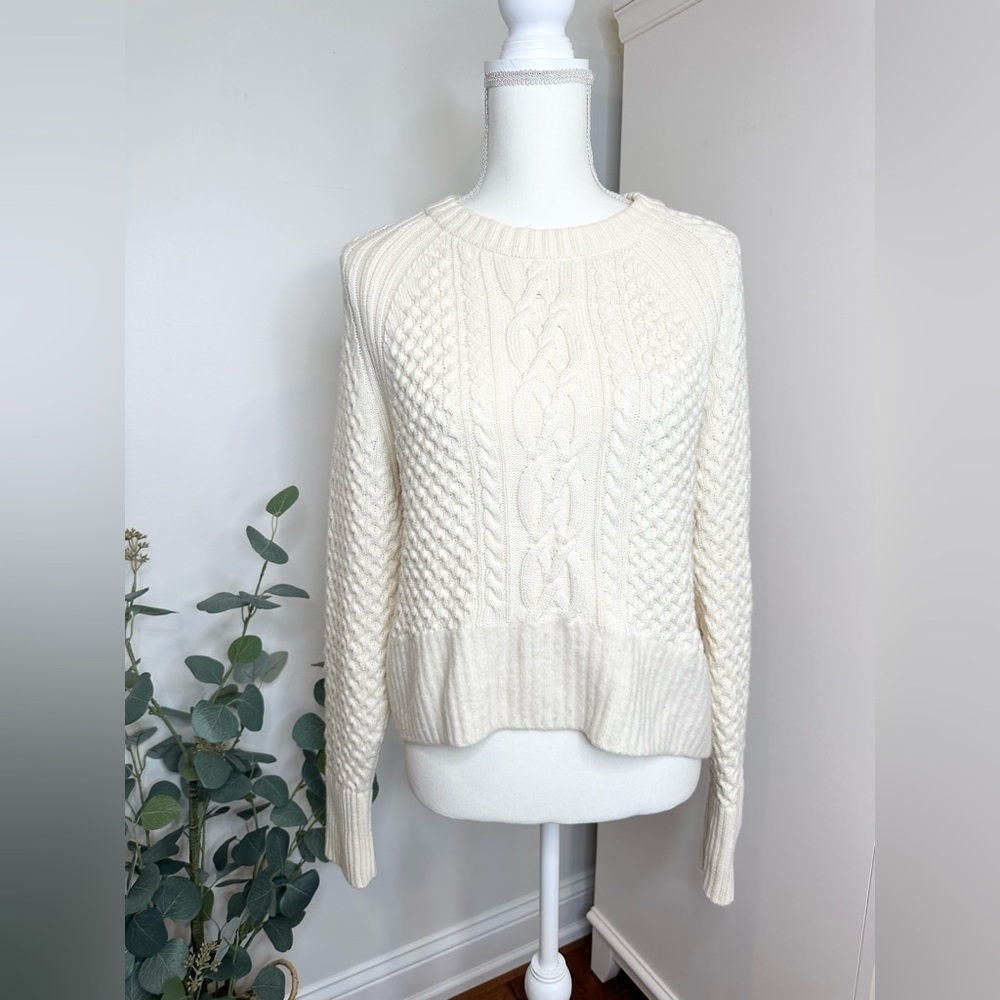Banana Republic Women’s Cable Knit Sweater in Caribbean Sand Size Medium